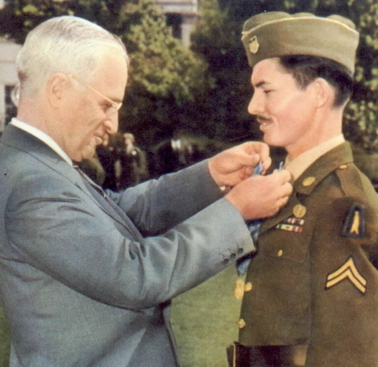 President Harry Truman presents the Medal of Honor to Desmond Doss