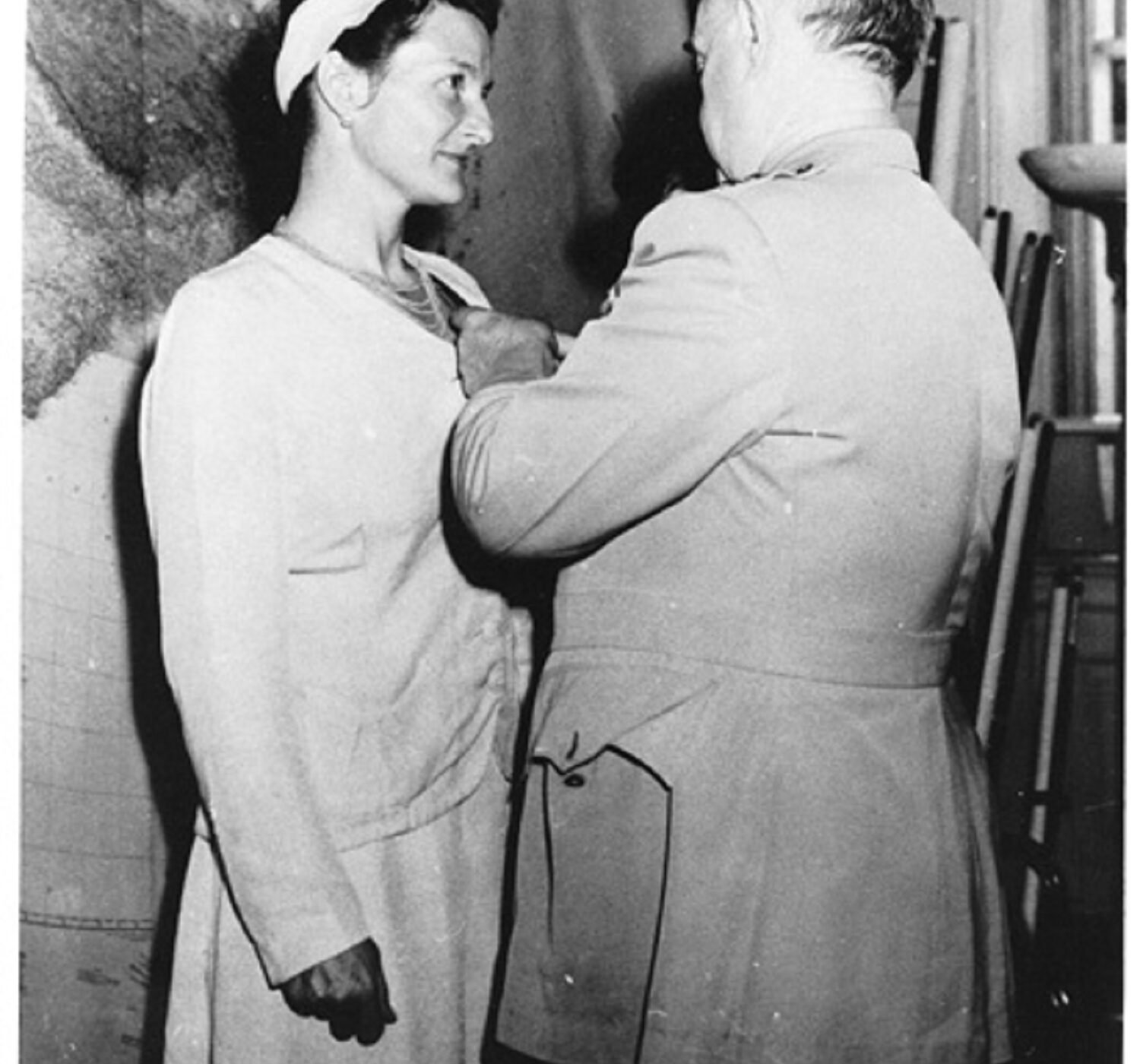Virginia Hall receiving the Distinguished Service Cross from General William Donovan, 1945