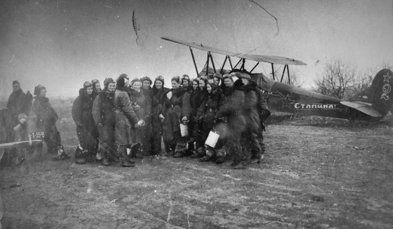 Airwomen of the 46th Guards Night Bomber Regiment in front of a Po-2 at Gelendzhik