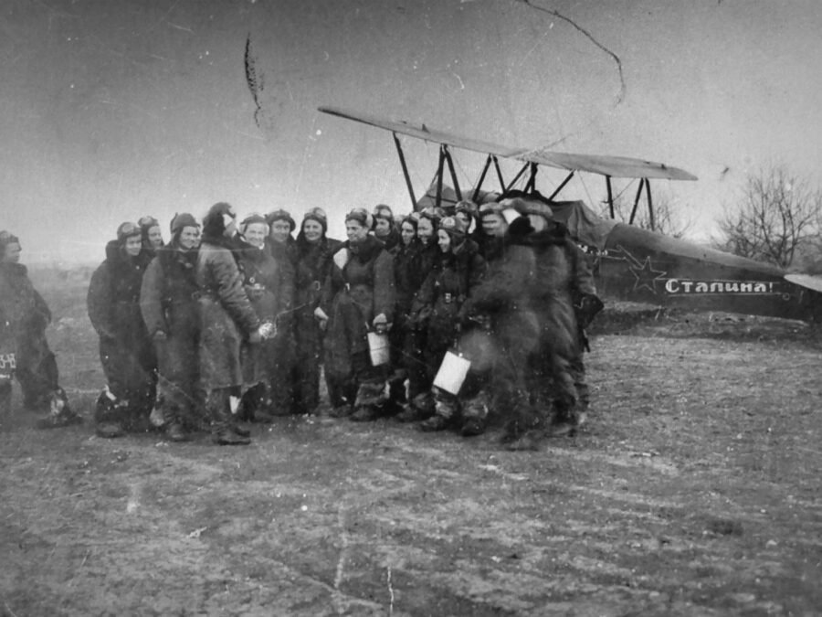 Airwomen of the 46th Guards Night Bomber Regiment in front of a Po-2 at Gelendzhik