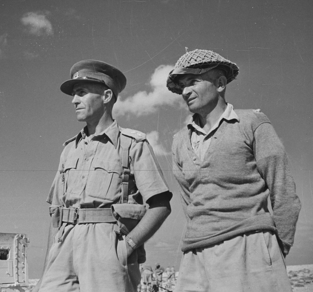 Lieutenant Colonel Howard Kippenberger with Lieutenant Charles Upham in Egypt